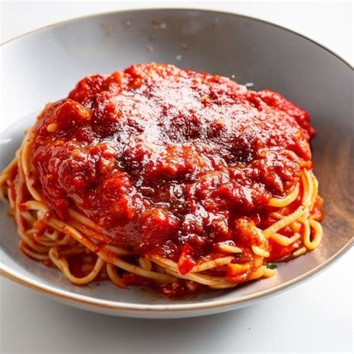 How many calories are in pasta with red sauce